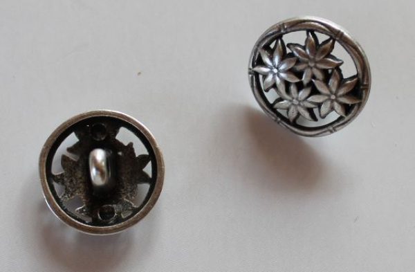 Trachtenknopf Edelweiß 15 mm aus Metall in Altsilber-Optik mit Öse zum Annähen für Dirndl, Trachtenwesten, Janker und traditionelle Trachtenbekleidung.